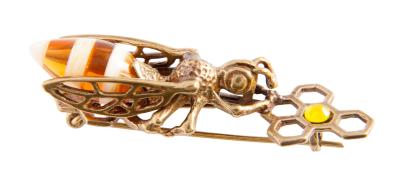 Янтарь брошь L0088 "Пчела с сотами"