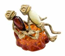 Янтарь фигурка 2-109 "Парочка на пне"